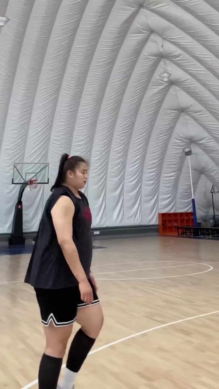 嚯，好魁梧！大寶貝劉禹彤背打你，你能頂住嗎？